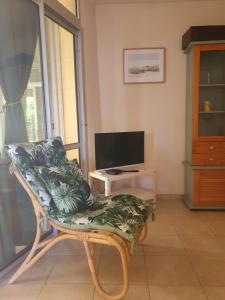 TV a/nebo společenská místnost v ubytování A 200m de la plage une maison confortable