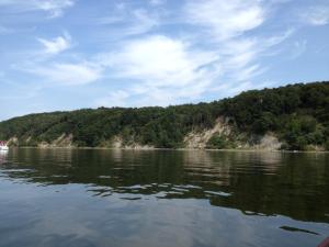 PolchowにあるFewo Lukasの山を背景にした湖上の船