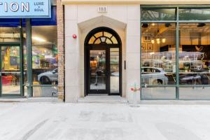 una porta per un negozio con le auto alle finestre di Blueground The Loop elevator nr Willis Tower CHI-1236 a Chicago