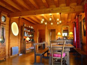 a dining room with a table and chairs in a cabin at Chalet aux Coches 10 pers. | 7 min des pistes, internet et parking gratuits - FR-1-329-18 in Bellentre