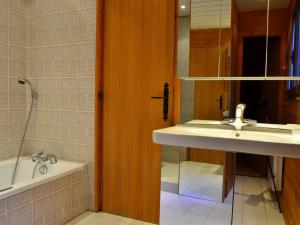 a bathroom with a sink and a tub and a mirror at Chalet aux Coches 10 pers. | 7 min des pistes, internet et parking gratuits - FR-1-329-18 in Bellentre