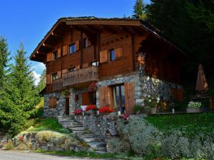 a wooden house with flowers in front of it at Chalet aux Coches 10 pers. | 7 min des pistes, internet et parking gratuits - FR-1-329-18 in Bellentre