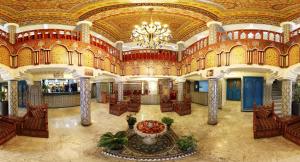 un grand hall avec un lustre dans un bâtiment dans l'établissement Hotel Moroccan House Casablanca, à Casablanca