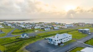 海德利桑德Adventure Hotel Hellissandur的海洋旁小镇的空中景观