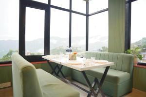 Istumisnurk majutusasutuses HSR Residency And Restaurant