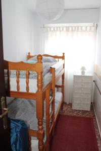 Двухъярусная кровать или двухъярусные кровати в номере Casa La Madriguera