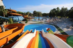 un parque acuático con tobogán y piscina en Starlight Resort Hotel, en Kizilagac