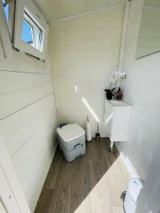 a small bathroom with a toilet and a sink at Relax husbåt in Edsvalla