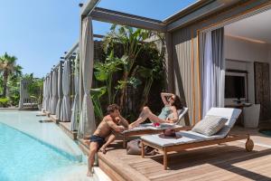 Bazén v ubytování Biblos Resort Alaçatı nebo v jeho okolí