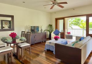 una sala de estar con un sofá y una mesa en The Hideaway Collection at Nonsuch Bay, en Gaynors