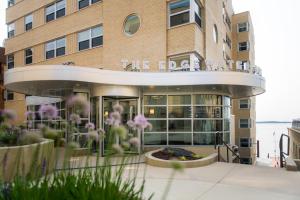 La fachada o entrada de The Edgewater 