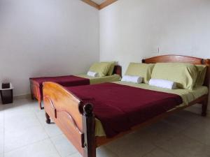 duas camas sentadas num quarto com em Sajee Residence Trincomalee em Triquinimale