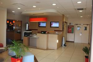 un hall d'un hôpital avec une salle d'attente avec un comptoir dans l'établissement IBIS Lyon Sud Chasse Sur Rhône, à Chasse-sur-Rhône