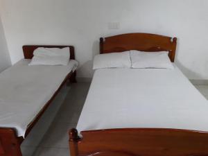 Uma cama ou camas num quarto em Sajee Residence Trincomalee