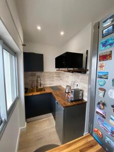 a kitchen with a sink and a counter top at Appartement City Edge en centre-ville de Saint-Denis in Maison Henou