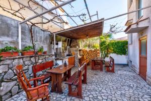 Patio nebo venkovní prostory v ubytování Apartments in Crikvenica 39180