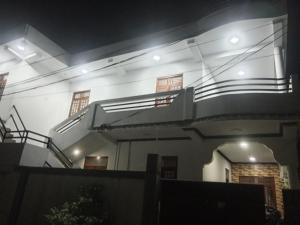 um edifício branco com escadas à noite em Sajee Residence Trincomalee em Triquinimale
