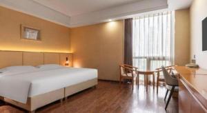 Chonpines Hotel Beijing Daxing Airport Caoqiao Metro Station客房内的一张或多张床位