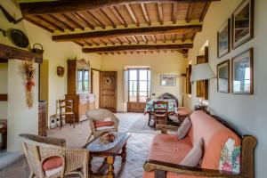 sala de estar con sofá y sillas en Agriturismo Poggio Istiano en Bagno Vignoni