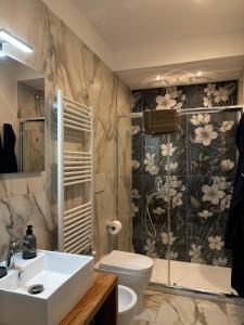 a bathroom with a sink and a toilet and a shower at Casa del Corso in Parghelia