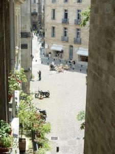 Blick auf eine Straße mit Menschen und Motorrädern in der Unterkunft Coeur de Saint Pierre in Bordeaux