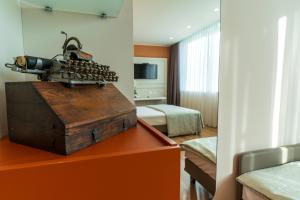 Una habitación con una cámara encima de un cofre de madera. en KaRe, en Banchette