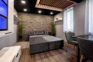 シギショアラにあるVivien Apartmentのソファとテーブルのあるリビングルーム