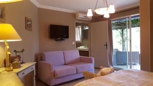 un soggiorno con divano e sedia di Villa Mimosa a Favone
