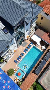 Kolam renang di atau dekat dengan Brian Hotel