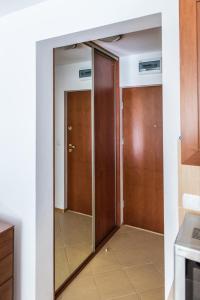 una puerta corredera de cristal en una habitación con cocina en Apartament z ogródkiem w Parku Zdrojowym, en Świnoujście