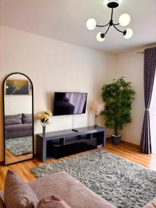 ein Wohnzimmer mit Spiegel und Couch in der Unterkunft Sparkles B&Bs in Nairobi