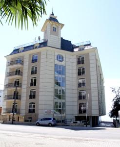 un edificio con una torre de reloj encima en Apartment at Sunset Kvariati, en Kvariati