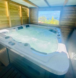Fotografie z fotogalerie ubytování L'escapade créole bungalow vanille jacuzzi sans vis à vis privatif v destinaci Saint-Joseph