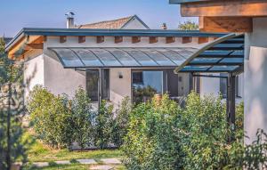 Un jardín fuera de Gorgeous Home In Stegersbach With Sauna
