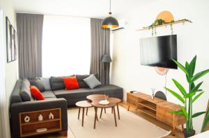 ein Wohnzimmer mit Sofa und Tisch in der Unterkunft Luxe Suite MAI36 in Esenyurt