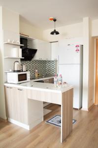eine Küche mit einer weißen Arbeitsplatte in einem Zimmer in der Unterkunft Luxe Suite MAI36 in Esenyurt + 22 Fotos