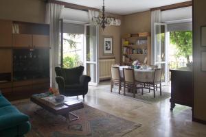 a living room with a table and a dining room at Il Giardino in Trenzano