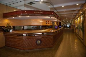 a restaurant with a counter in a building at Hotel Gran Corona in São Paulo