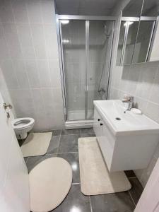ein Badezimmer mit Toilette, Waschbecken und Dusche in der Unterkunft Luxe Suite MAI36 in Esenyurt
