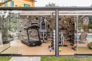 an outdoor gym with a glass wall and a gym at Villa Vitali - Bellagio in Bellagio