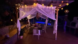 een prieel met paarse gordijnen, tafels en lichten bij Villa Jina in Torrox +162 foto's