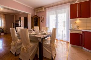 Kuchyňa alebo kuchynka v ubytovaní Two-Bedroom Apartment in Crikvenica XI