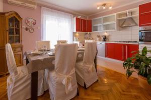 Kuchyňa alebo kuchynka v ubytovaní Two-Bedroom Apartment in Crikvenica XI