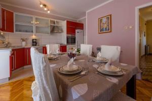 Kuchyňa alebo kuchynka v ubytovaní Two-Bedroom Apartment in Crikvenica XI + 20 fotografií