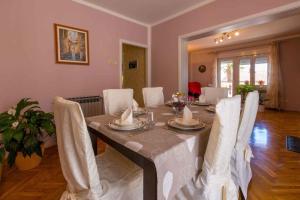 Posedenie v ubytovaní Two-Bedroom Apartment in Crikvenica XI