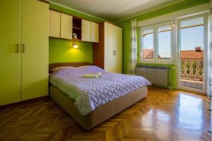Posteľ alebo postele v izbe v ubytovaní Two-Bedroom Apartment in Crikvenica XI