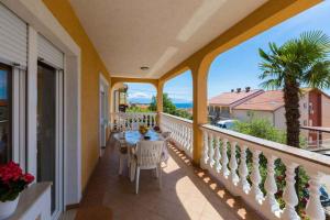 Balkón alebo terasa v ubytovaní Two-Bedroom Apartment in Crikvenica XI