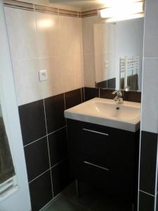 un baño con lavabo y espejo en Colombe, en LʼIsle-sur-la-Sorgue 4 fotos más