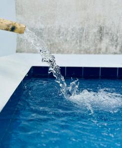 una corriente de agua que se vierte en una piscina en Smart Apartments Facinas, en Facinas