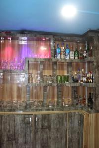 Ο χώρος του lounge ή του μπαρ στο Hotel Kailash Mansarobar Banquet and Restaurant